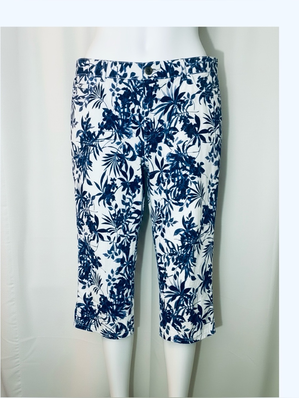 Gloria Vanderbilt Shape Effect High Rise White & Blue Floral Print Capris-Sz 24W